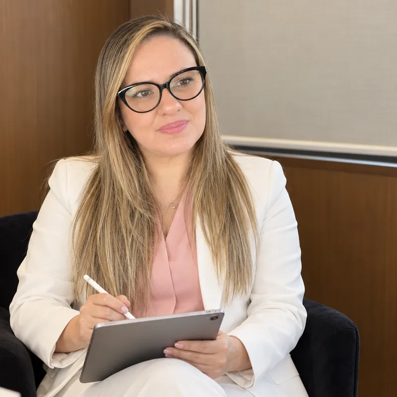 Marcella Soares, psicóloga, atendendo no consultório na Barra da Tijuca